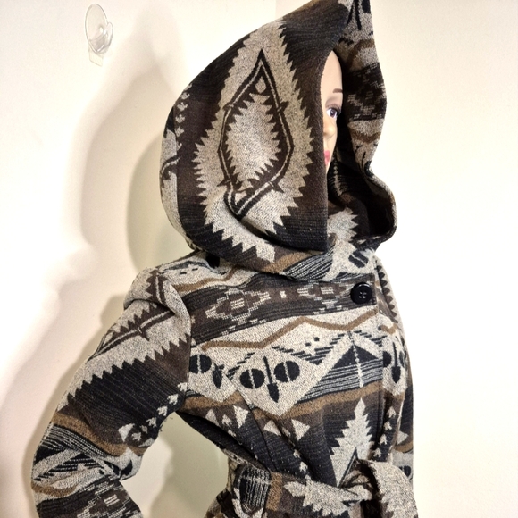 Aztec Coat with Oversized Hood by Ellabee Canada Outerwear. - Picture 3 of 9
